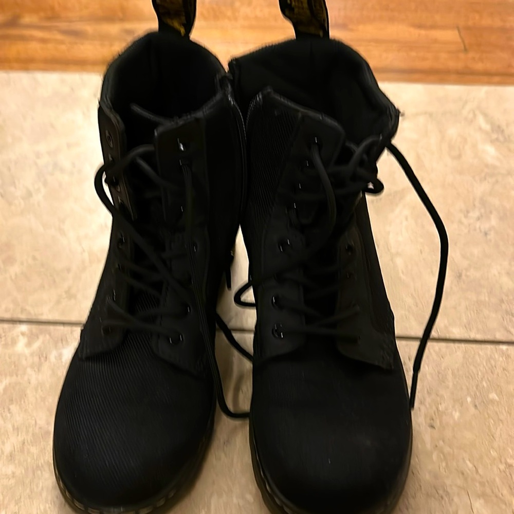 Youth dr. martens poly casual